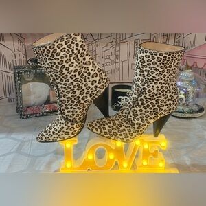 EUC💐💓Stuart Weitzman
Pony hair Ankle Boots.